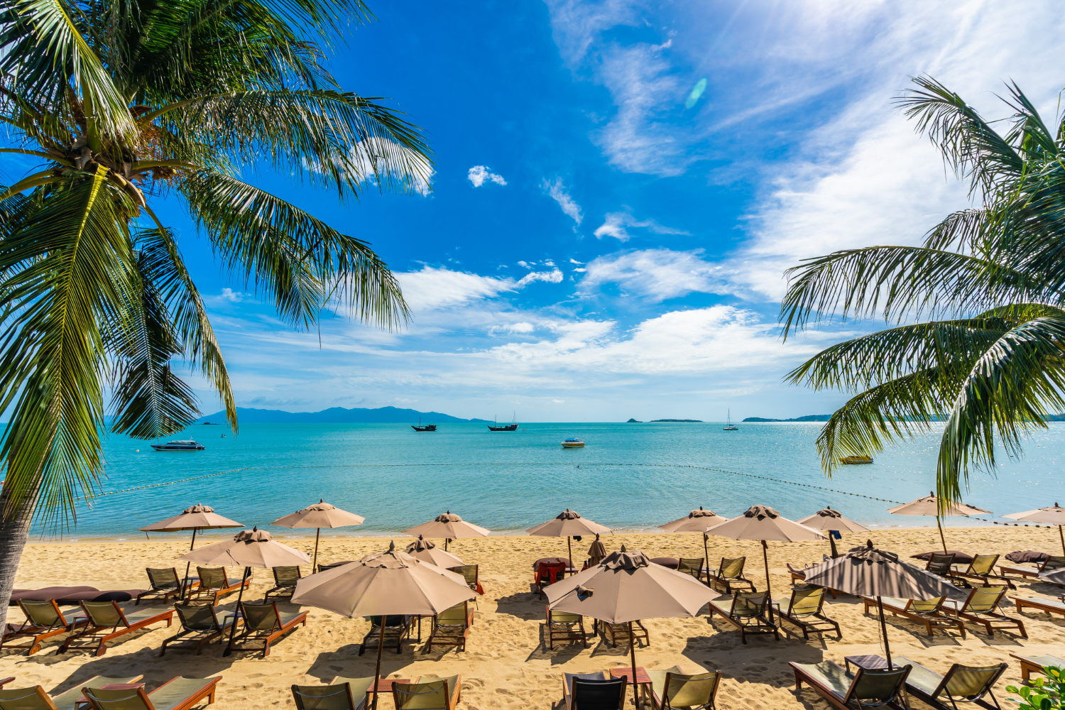 hermosa-playa-tropical-mar-oceano-palmera-coco-sombrilla-silla-cielo-azul